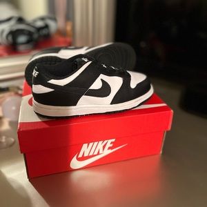 Black and white Nike dunk low